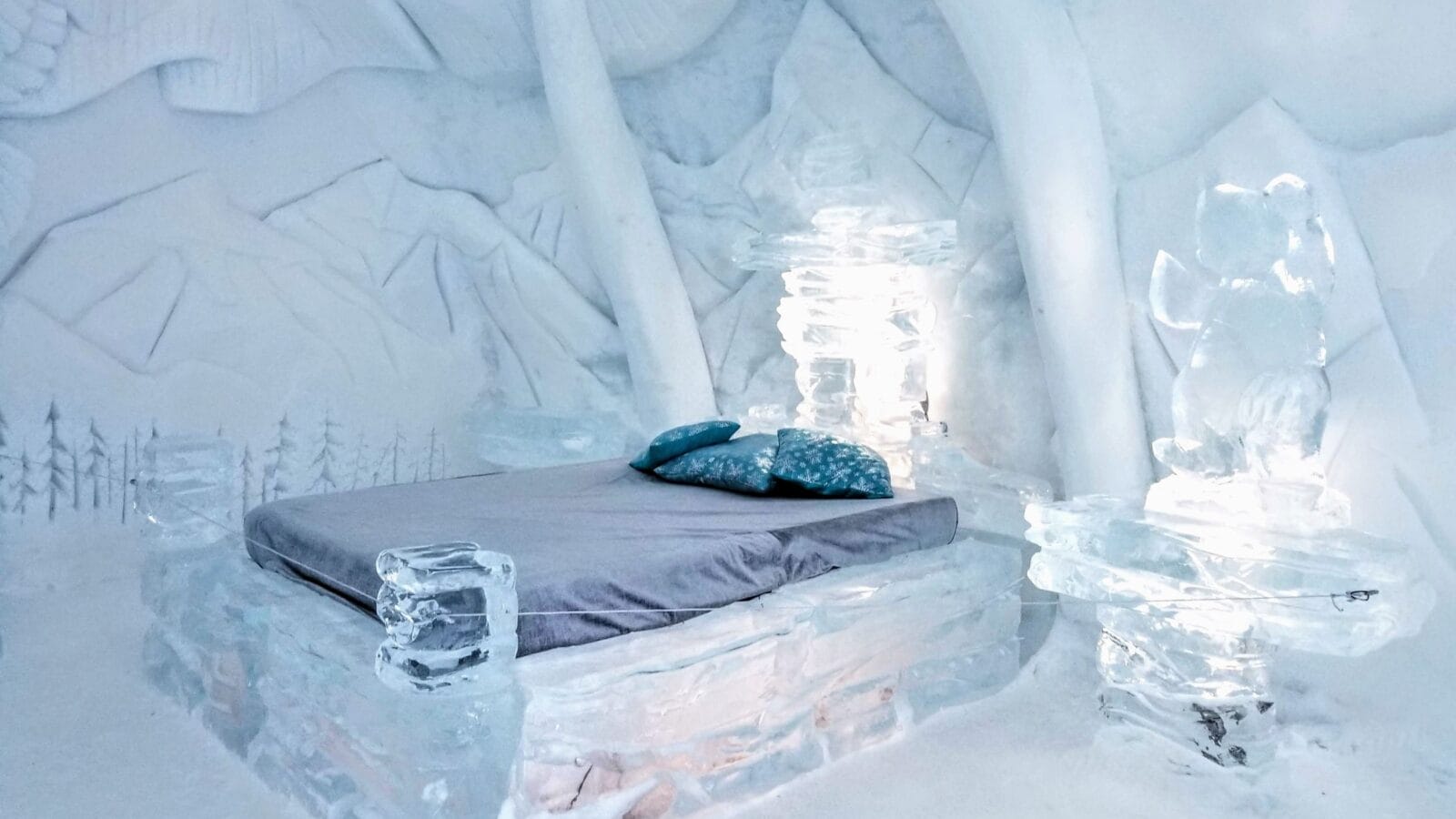 Inside the amazing Hotel de Glace