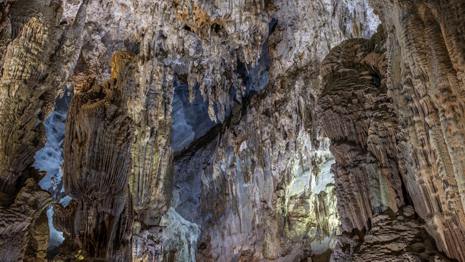 Stalagmite and stalactite formation in the Hang Sơn Đoòng cave in Vietnam