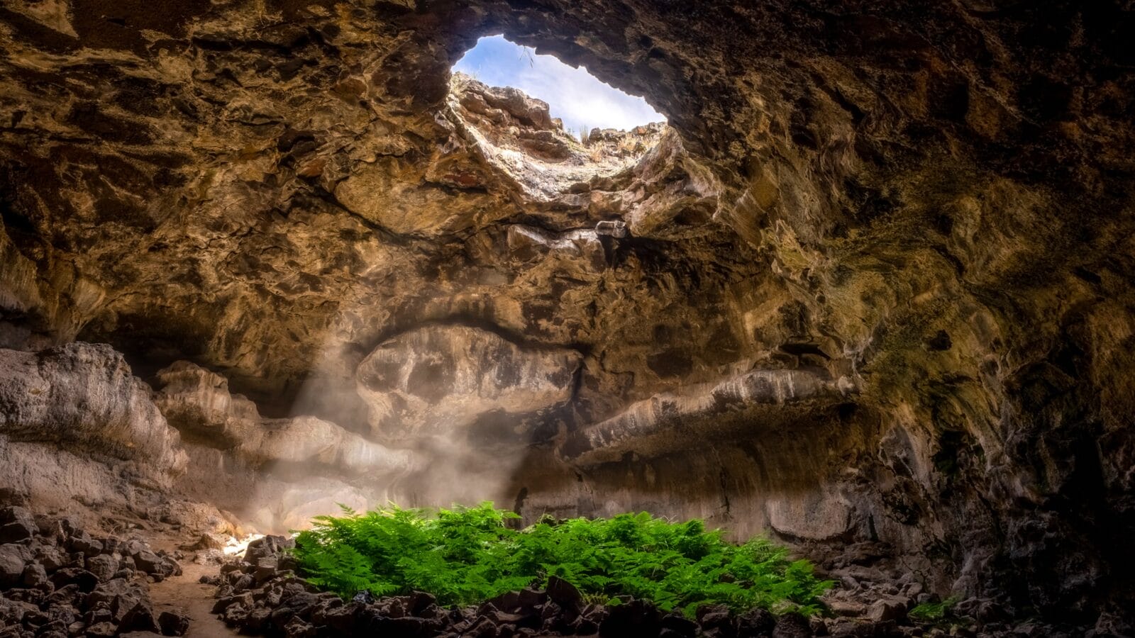 Sunrays inside in Mammoth cave National Park, USA
