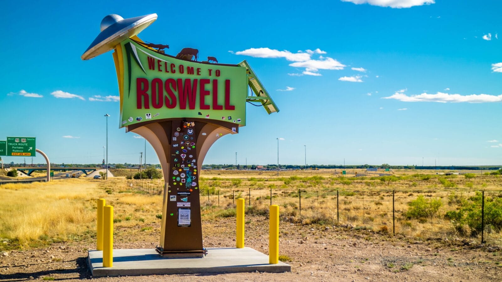 A welcoming signboard at the entry point of Roswell, NM