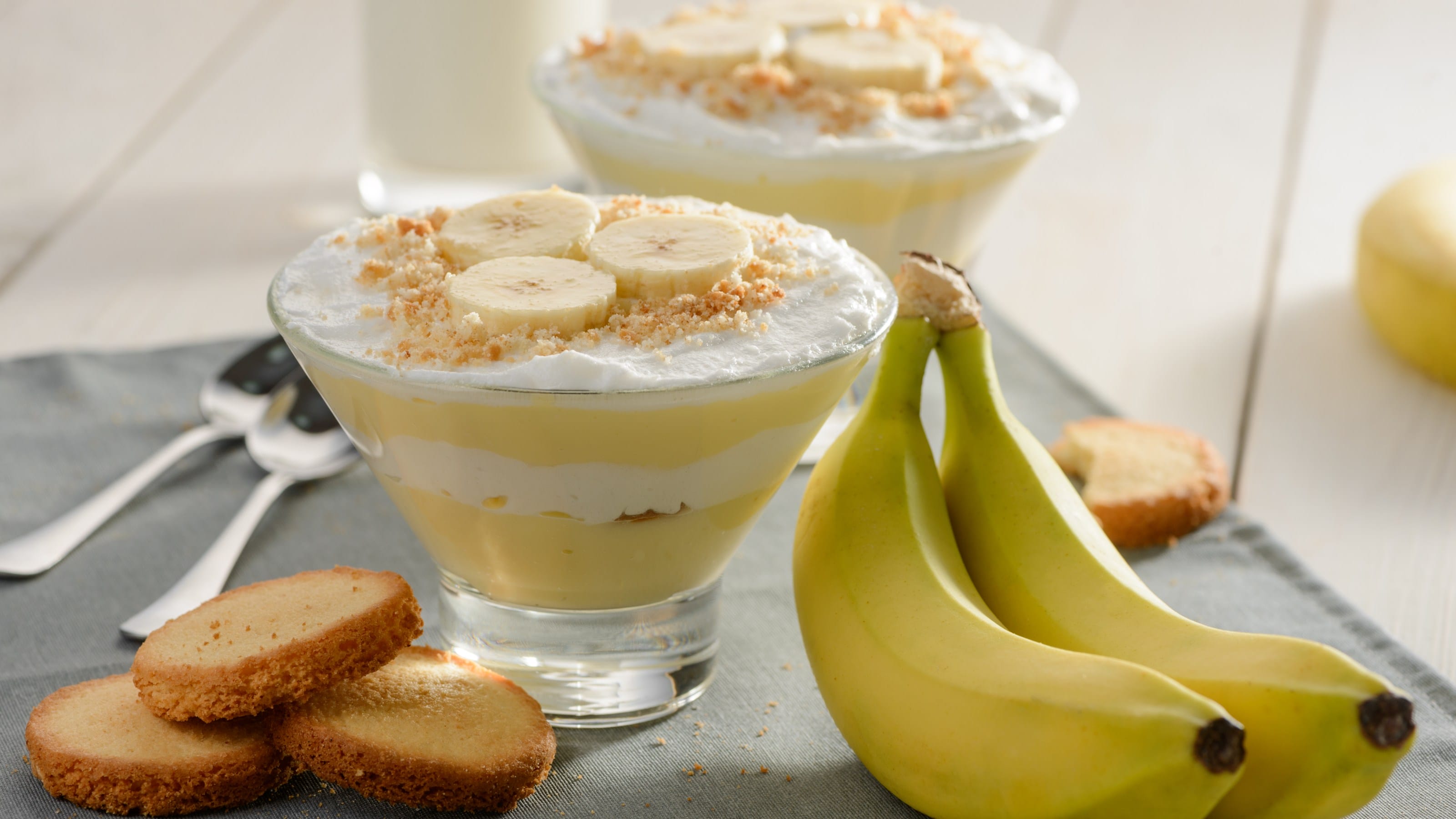 Cream pudding with banana and crumbed cookie.