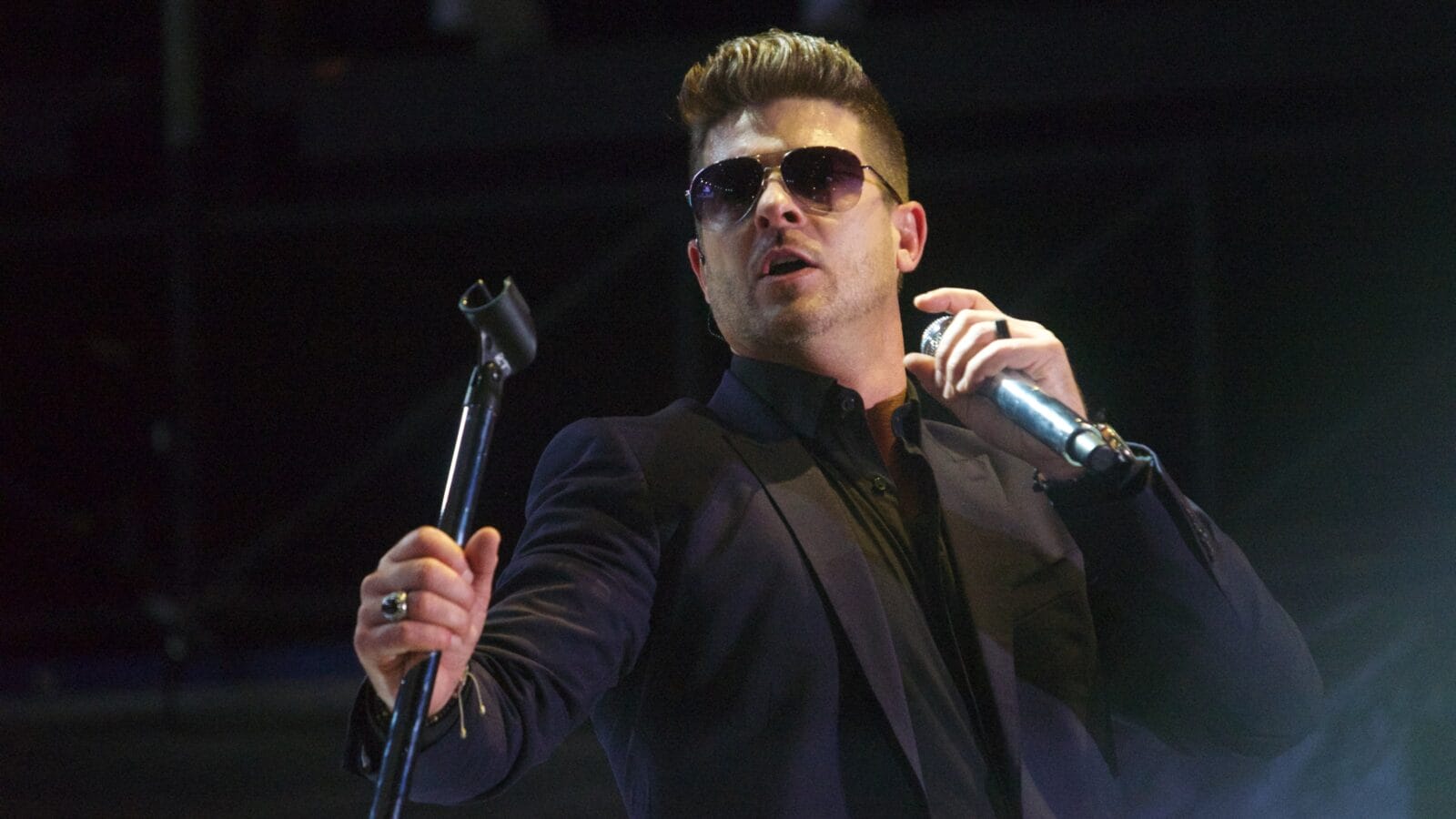 Robin Thicke on stage at Jazz in the Gardens