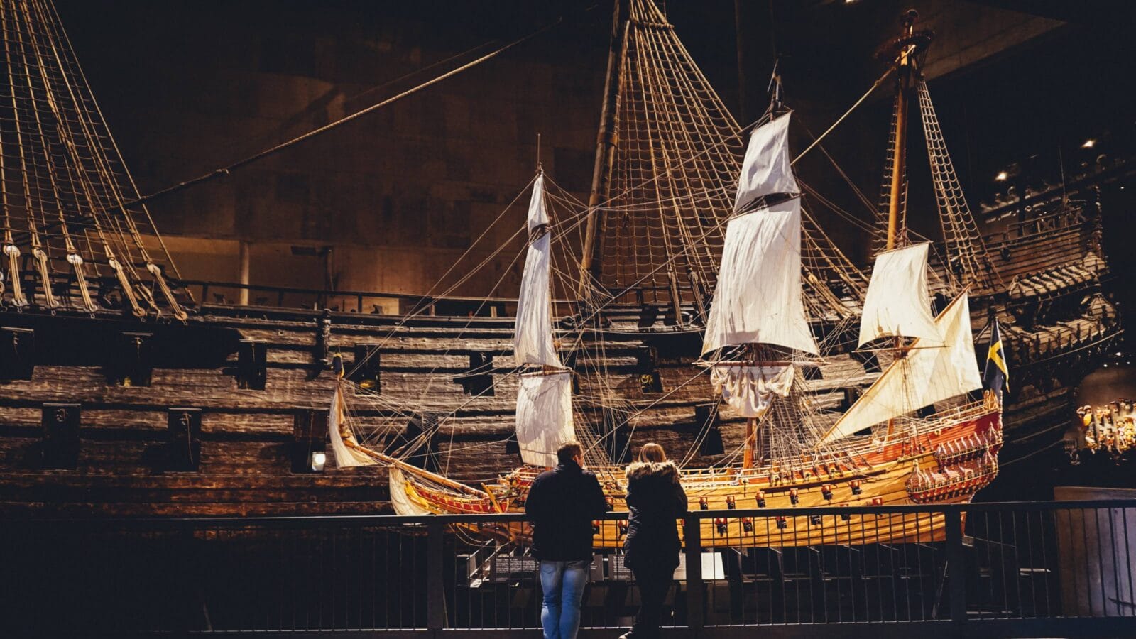 People in front of model of Vasa, viking ship.